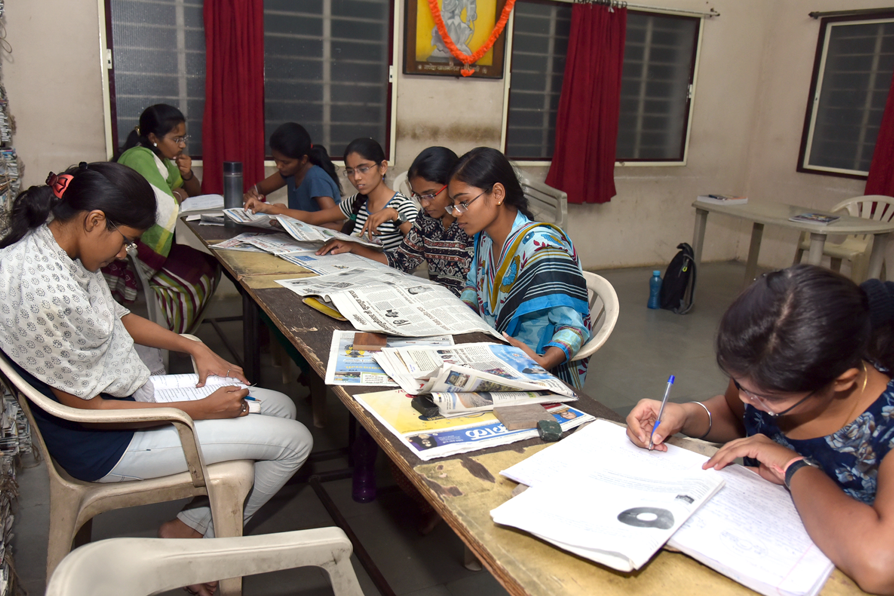 महिला वर्तमानपत्र वाचन कक्ष 